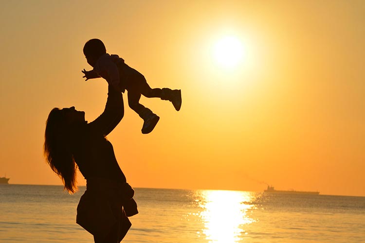 Comment porter bébé sans se faire mal au dos ?