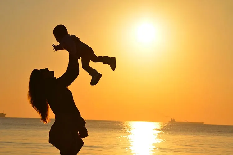 Comment porter bébé sans se faire mal au dos ?