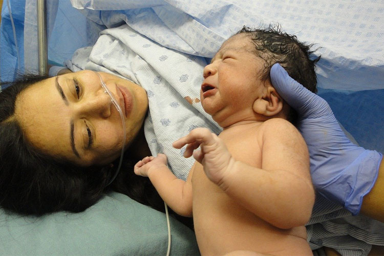 Aide à domicile post accouchement : que faut-il savoir avis