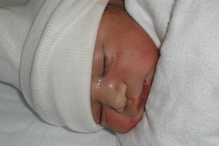 Aide à domicile post accouchement : que faut-il savoir conseils