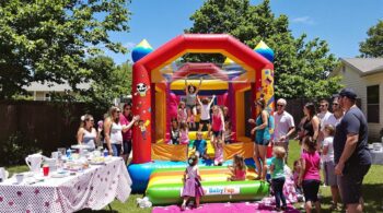 Faut-il louer ou acheter une structure gonflable pour une fête ?