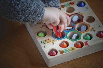 Age Busy Board Montessori : Le Bon Moment pour Stimuler Votre Bout de Chou