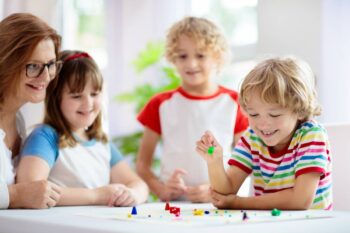 Stratégies ludiques et pédagogiques pour stimuler la pensée critique dès la maternelle