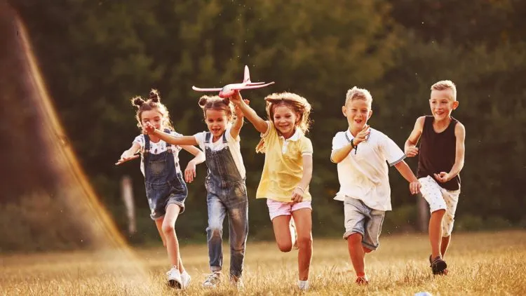 Occuper un enfant sans écran à la maison : idées simples pour stimuler son imagination et son autonomie