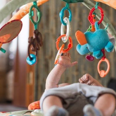 Quel cadeau offrir pour l'éveil de bébé à son premier Noël ?