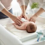 Le change de bébé : secrets pour des soins doux et efficaces