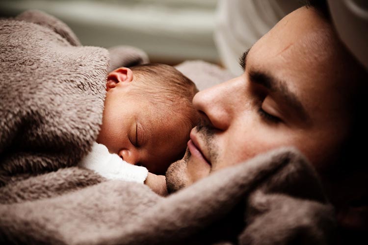 Comment porter bébé sur le ventre ?