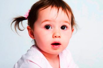 Comment porter bébé pour le rot ?