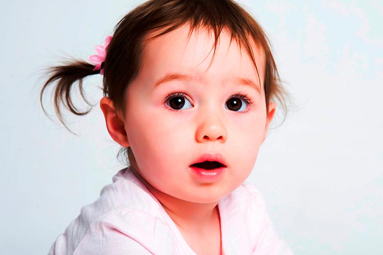 Comment porter bébé pour le rot ?