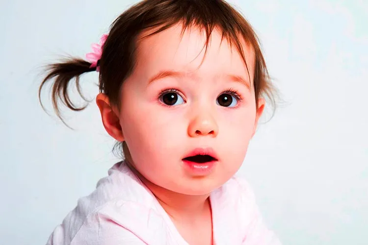 Comment porter bébé pour le rot ?