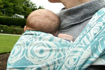 mettre écharpe de portage