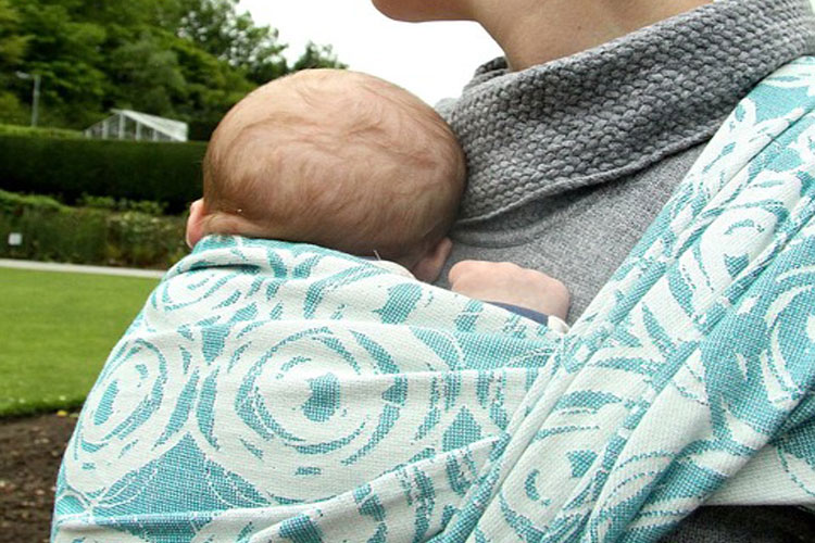 mettre écharpe de portage