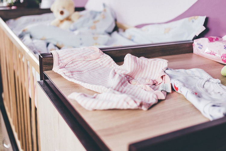 choisir table à langer avec baignoire