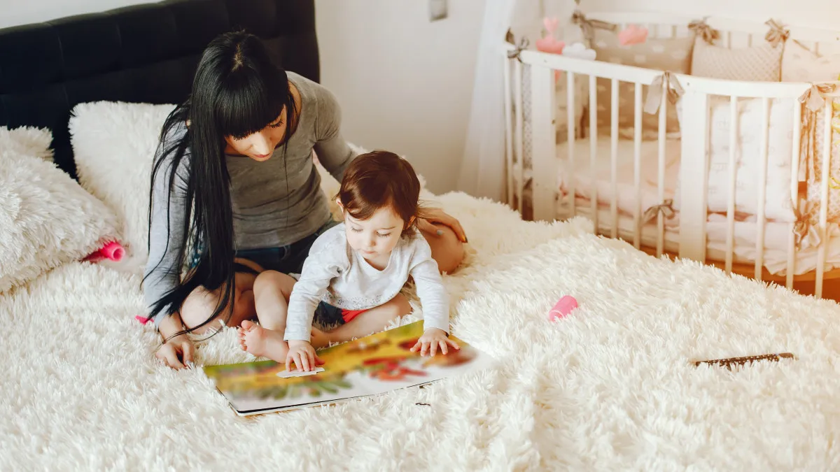 maman lit un livre pour bébé