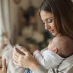 quand bebe regarde dans les yeux