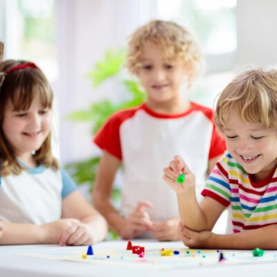Stratégies ludiques et pédagogiques pour stimuler la pensée critique dès la maternelle