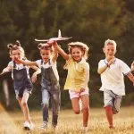 Occuper un enfant sans écran à la maison : idées simples pour stimuler son imagination et son autonomie