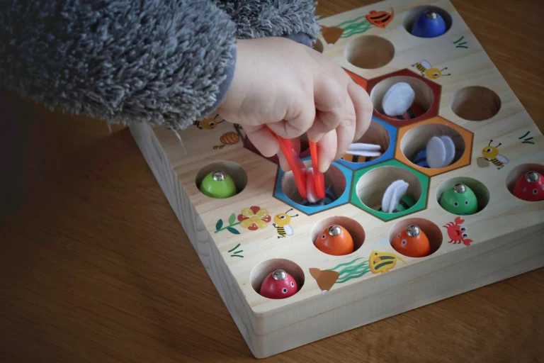 Age Busy Board Montessori : Le Bon Moment pour Stimuler Votre Bout de Chou