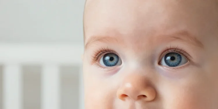 a quel age les yeux de bebe sont definitif