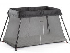 Babybjörn Light Noir : le lit parapluie idéal pour les voyages